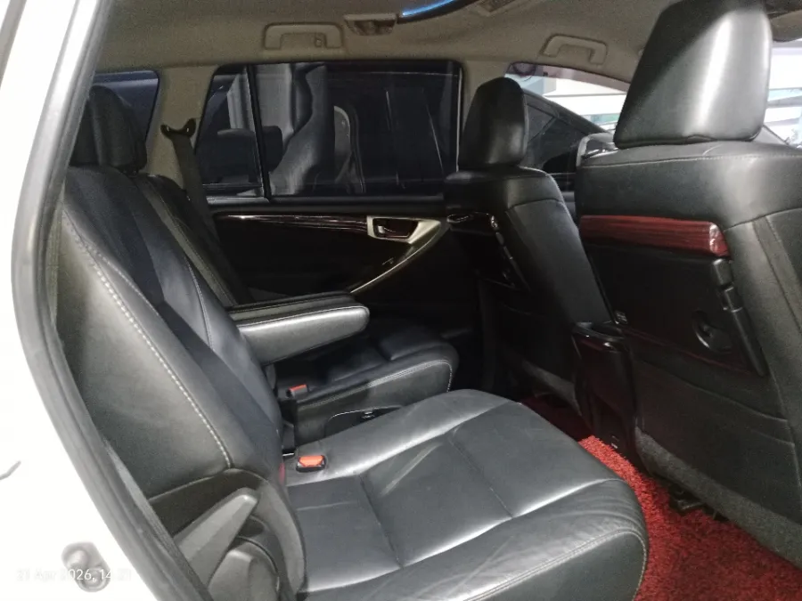 Foto Mobil Bekas Kabin Belakang Toyota Kijang Innova 2.4 Venturer tahun 2017