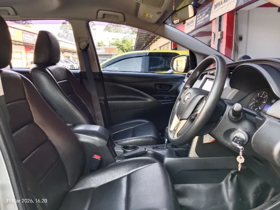 Foto Mobil Bekas Kabin Depan Toyota Kijang Innova 2.4 Venturer tahun 2017