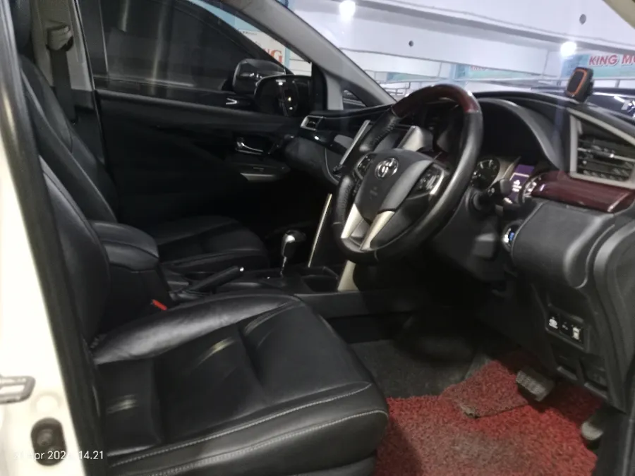 Foto Mobil Bekas Kabin Depan Toyota Kijang Innova 2.4 Venturer tahun 2017