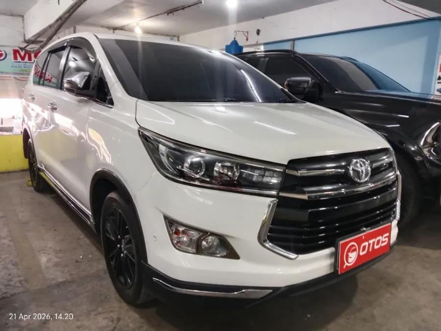 Foto Mobil Bekas Kanan Depan Toyota Kijang Innova 2.4 Venturer tahun 2017