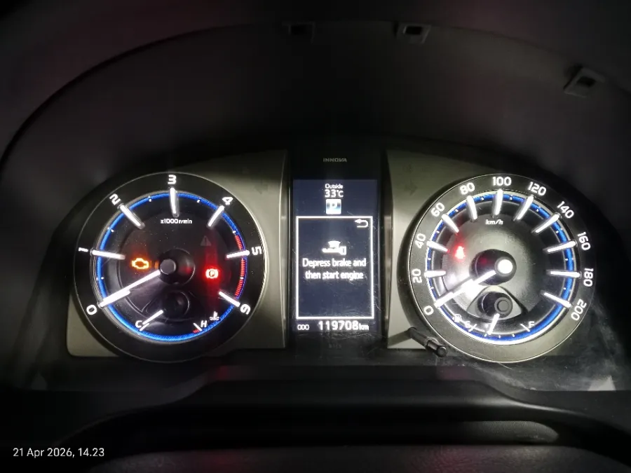 Foto Mobil Bekas Odometer Toyota Kijang Innova 2.4 Venturer tahun 2017