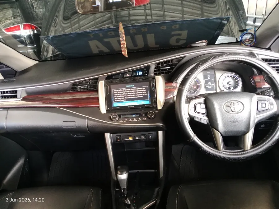 Foto Mobil Bekas Dashboard Toyota Kijang Innova 2.4 Venturer tahun 2018