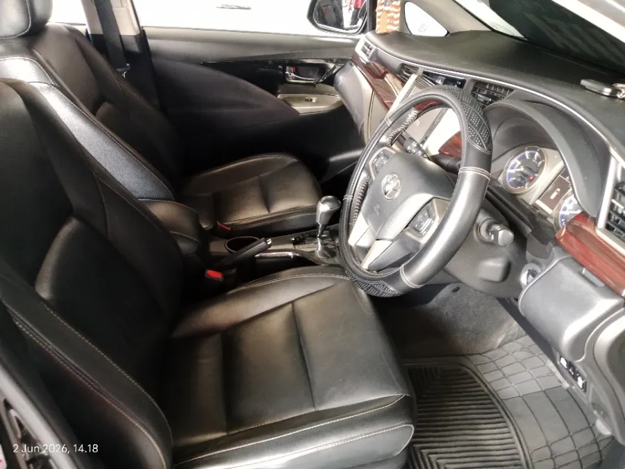 Foto Mobil Bekas Kabin Depan Toyota Kijang Innova 2.4 Venturer tahun 2018