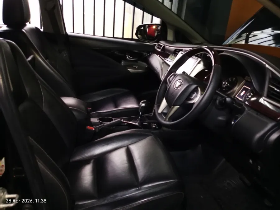 Foto Mobil Bekas Kabin Depan Toyota Kijang Innova 2.4 Venturer tahun 2018