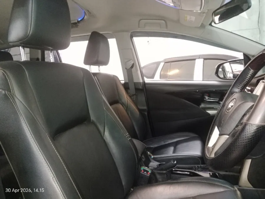 Foto Mobil Bekas Kabin Depan Toyota Kijang Innova 2.4 Venturer tahun 2018