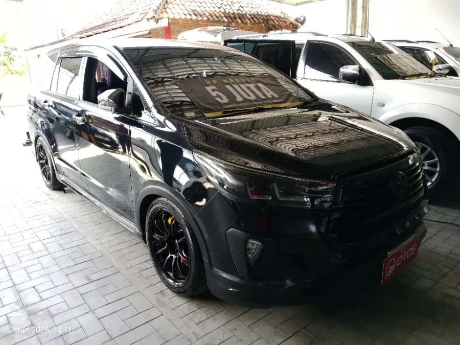 Foto Mobil Bekas Kanan Depan Toyota Kijang Innova 2.4 Venturer tahun 2018