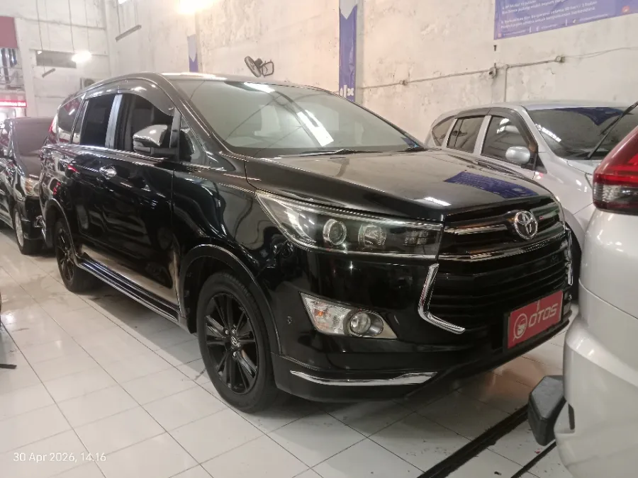 Foto Mobil Bekas Kanan Depan Toyota Kijang Innova 2.4 Venturer tahun 2018