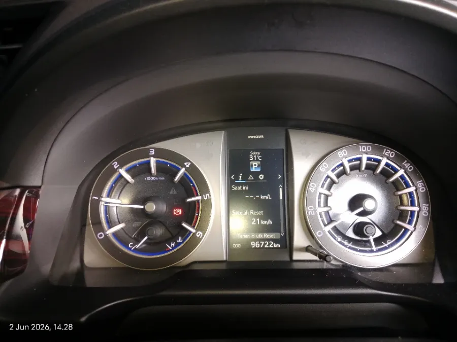 Foto Mobil Bekas Odometer Toyota Kijang Innova 2.4 Venturer tahun 2018