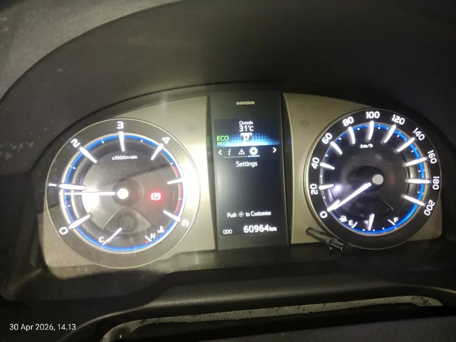 Foto Mobil Bekas Odometer Toyota Kijang Innova 2.4 Venturer tahun 2018