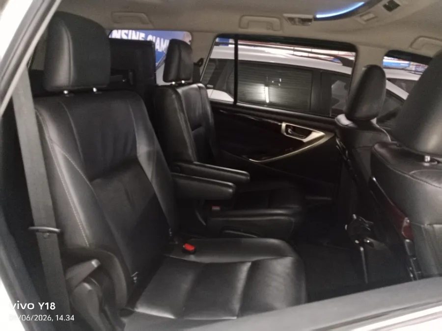 Foto Mobil Bekas Kabin Belakang Toyota Kijang Innova 2.4 Venturer tahun 2019