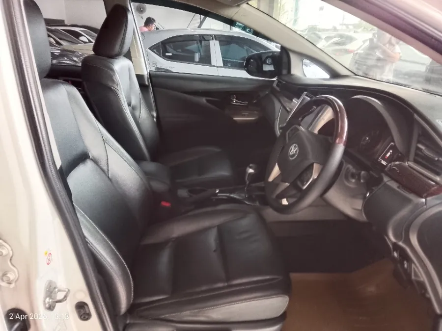 Foto Mobil Bekas Kabin Depan Toyota Kijang Innova 2.4 Venturer tahun 2019