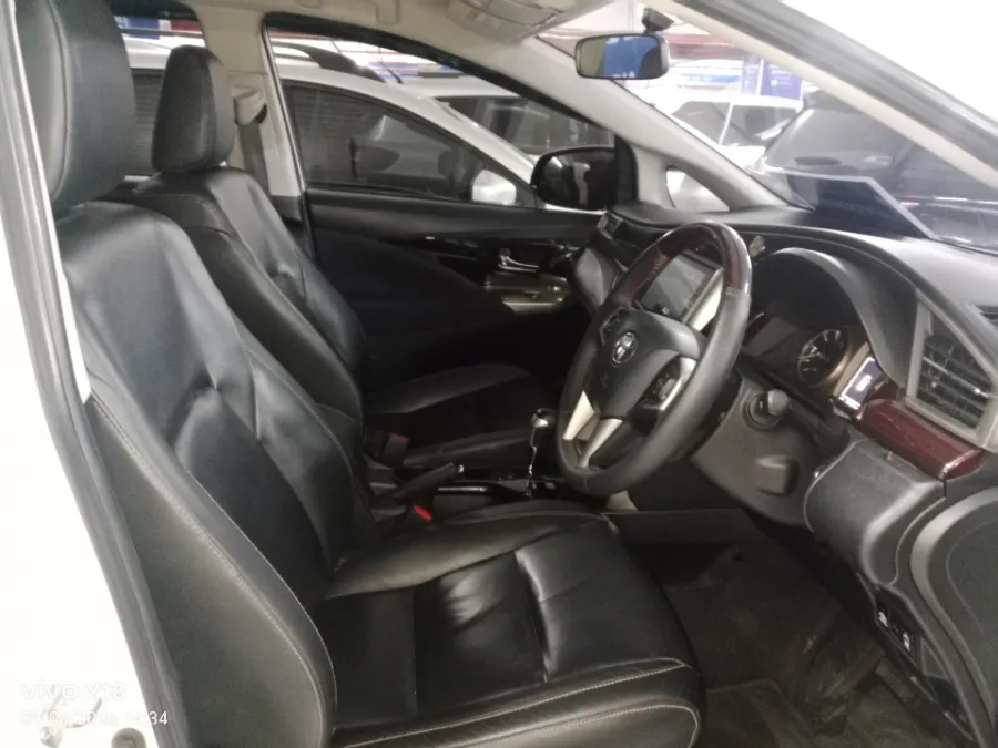Foto Mobil Bekas Kabin Depan Toyota Kijang Innova 2.4 Venturer tahun 2019