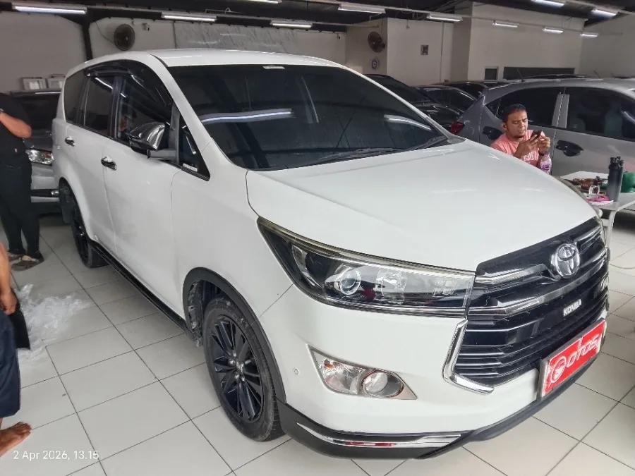Foto Mobil Bekas Kanan Depan Toyota Kijang Innova 2.4 Venturer tahun 2019
