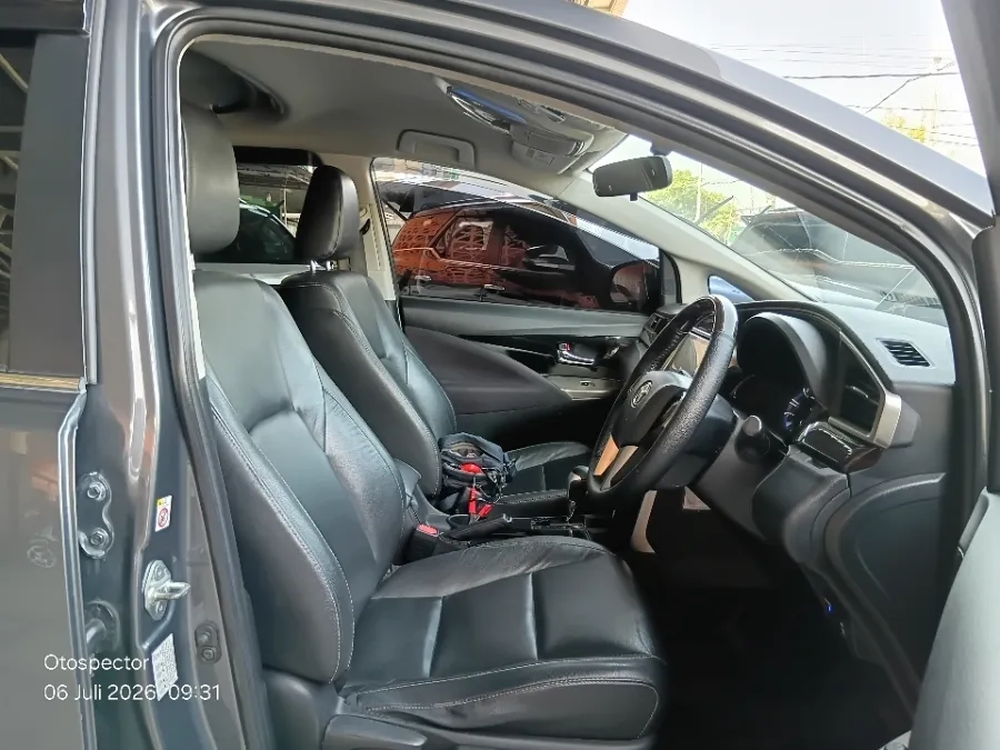 Foto Mobil Bekas Kabin Depan Toyota Kijang Innova 2.4 Venturer tahun 2020