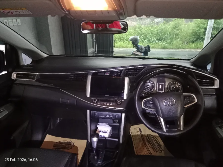 Foto Mobil Bekas Dashboard Toyota Kijang Innova 2.4 Venturer tahun 2021