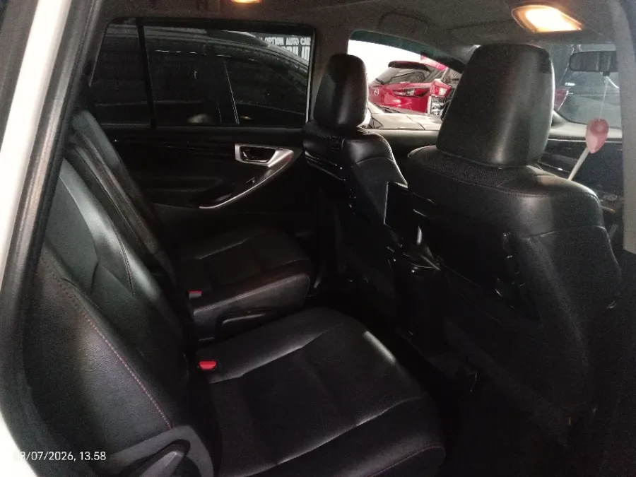 Foto Mobil Bekas Kabin Belakang Toyota Kijang Innova 2.4 Venturer tahun 2021