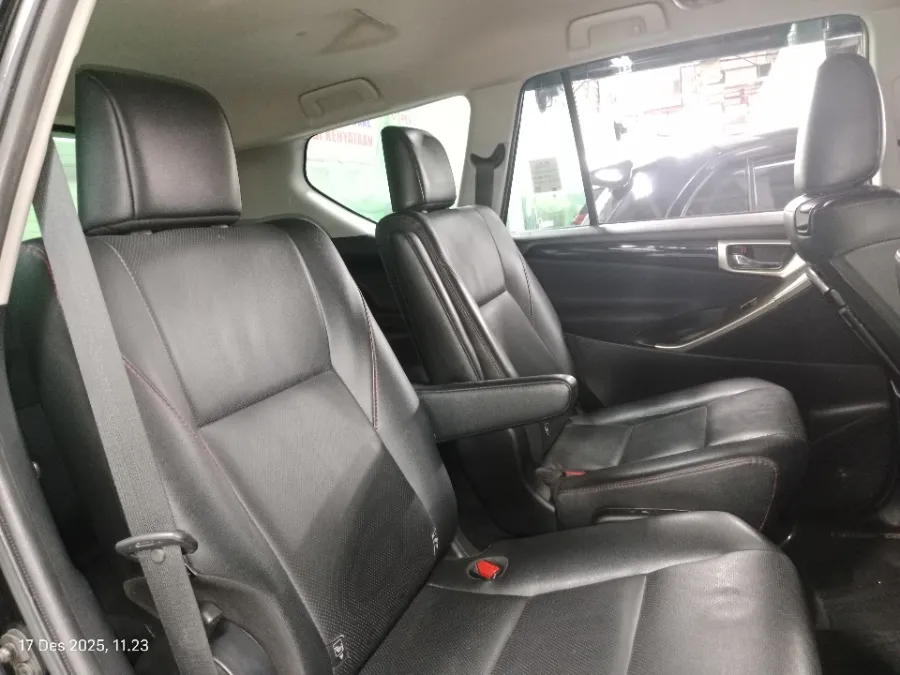 Foto Mobil Bekas Kabin Belakang Toyota Kijang Innova 2.4 Venturer tahun 2021