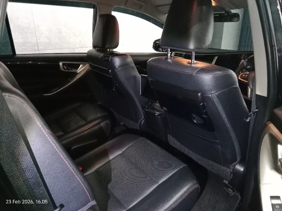 Foto Mobil Bekas Kabin Belakang Toyota Kijang Innova 2.4 Venturer tahun 2021