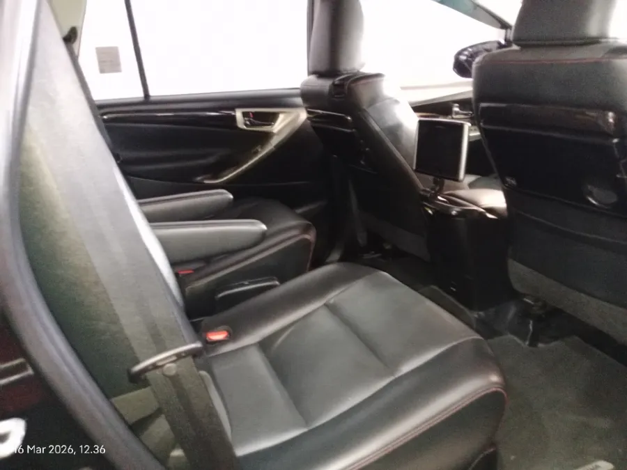 Foto Mobil Bekas Kabin Belakang Toyota Kijang Innova 2.4 Venturer tahun 2021