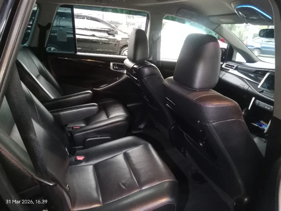 Foto Mobil Bekas Kabin Belakang Toyota Kijang Innova 2.4 Venturer tahun 2021