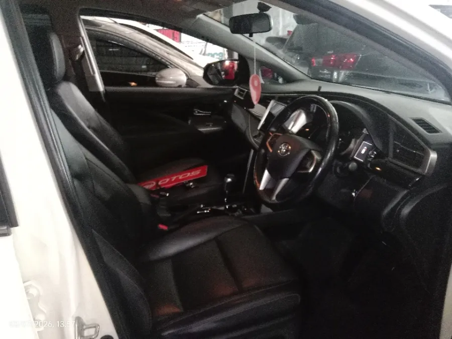 Foto Mobil Bekas Kabin Depan Toyota Kijang Innova 2.4 Venturer tahun 2021