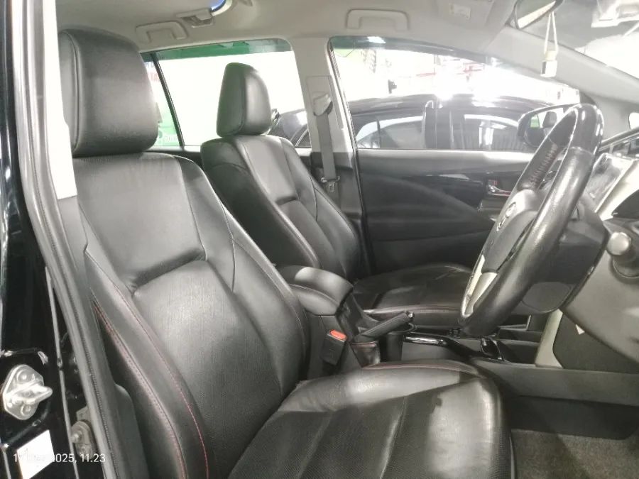 Foto Mobil Bekas Kabin Depan Toyota Kijang Innova 2.4 Venturer tahun 2021