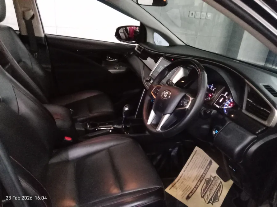 Foto Mobil Bekas Kabin Depan Toyota Kijang Innova 2.4 Venturer tahun 2021