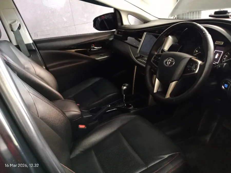 Foto Mobil Bekas Kabin Depan Toyota Kijang Innova 2.4 Venturer tahun 2021