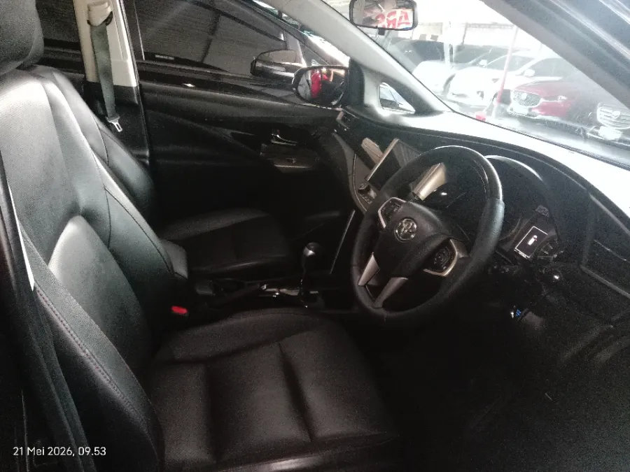 Foto Mobil Bekas Kabin Depan Toyota Kijang Innova 2.4 Venturer tahun 2021