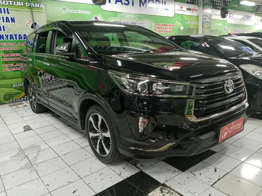 Foto Mobil Bekas Kanan Depan Toyota Kijang Innova 2.4 Venturer tahun 2021