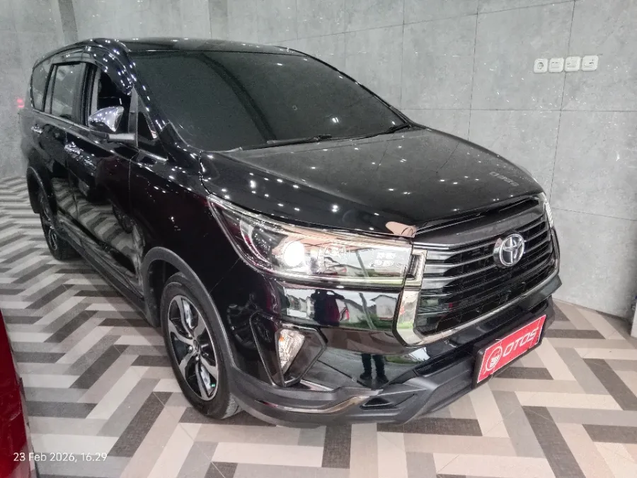 Foto Mobil Bekas Kanan Depan Toyota Kijang Innova 2.4 Venturer tahun 2021