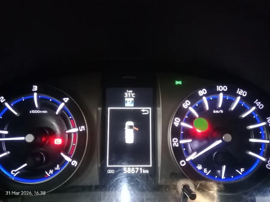 Foto Mobil Bekas Odometer Toyota Kijang Innova 2.4 Venturer tahun 2021