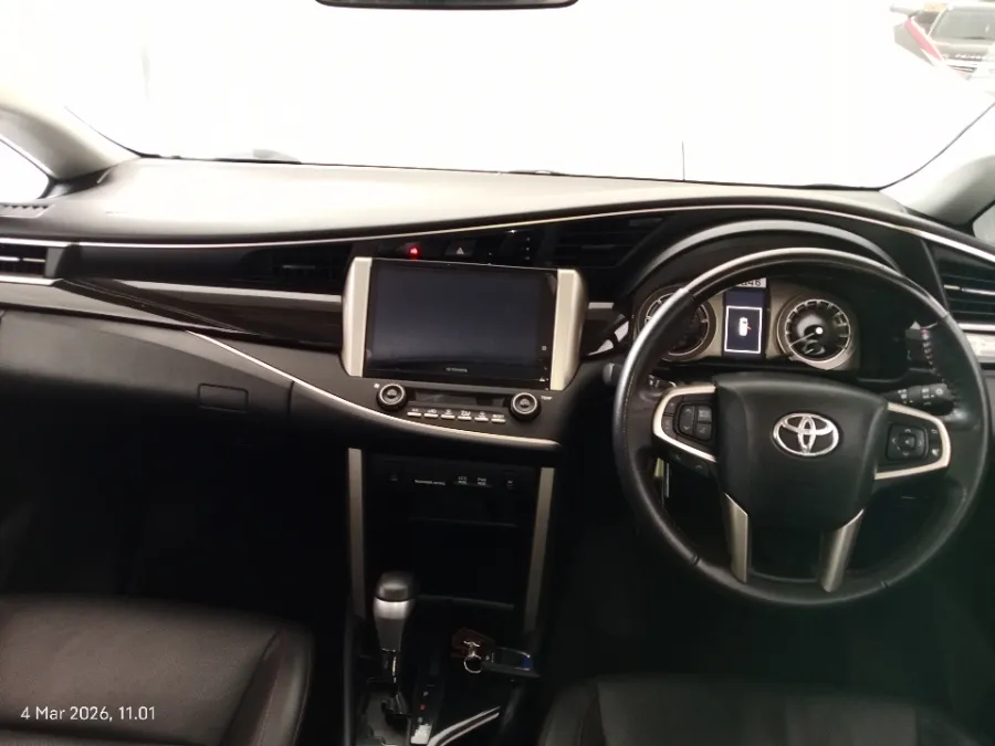 Foto Mobil Bekas Dashboard Toyota Kijang Innova 2.4 Venturer tahun 2022