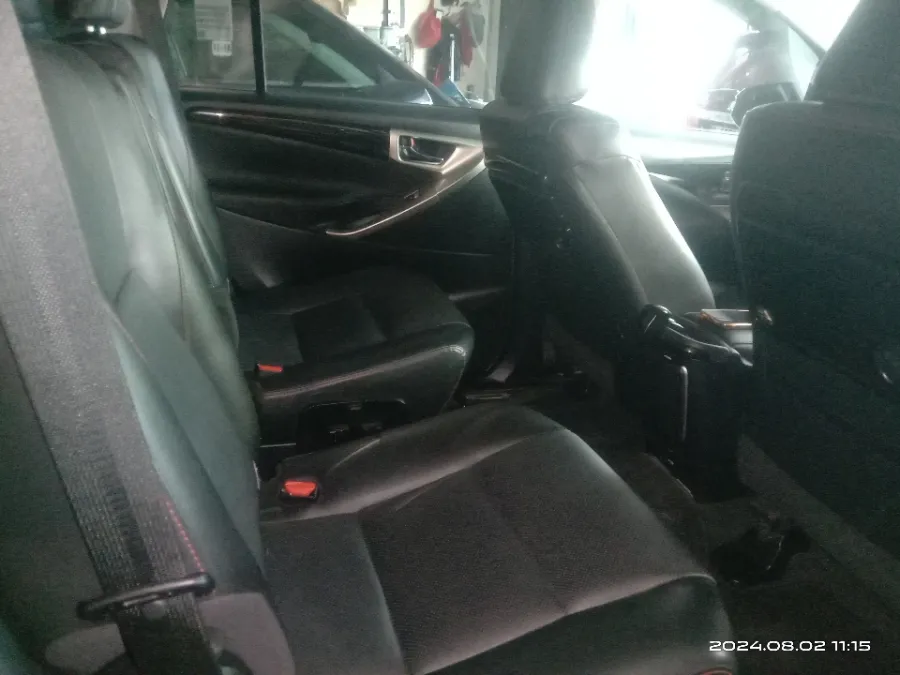 Foto Mobil Bekas Kabin Belakang Toyota Kijang Innova 2.4 Venturer tahun 2022