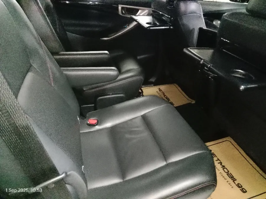 Foto Mobil Bekas Kabin Belakang Toyota Kijang Innova 2.4 Venturer tahun 2022