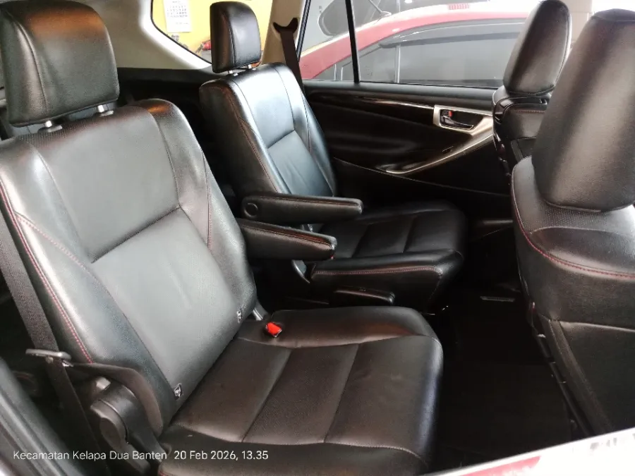 Foto Mobil Bekas Kabin Belakang Toyota Kijang Innova 2.4 Venturer tahun 2022