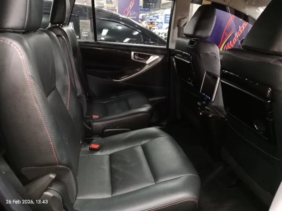 Foto Mobil Bekas Kabin Belakang Toyota Kijang Innova 2.4 Venturer tahun 2022