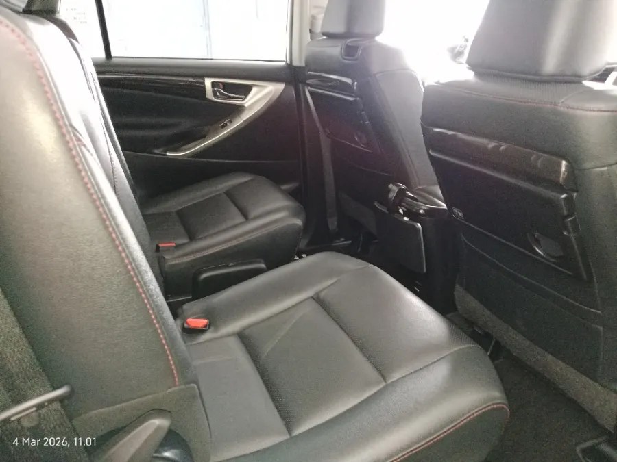 Foto Mobil Bekas Kabin Belakang Toyota Kijang Innova 2.4 Venturer tahun 2022