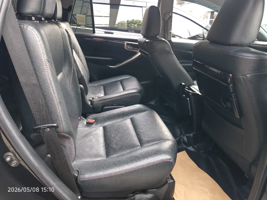 Foto Mobil Bekas Kabin Belakang Toyota Kijang Innova 2.4 Venturer tahun 2022