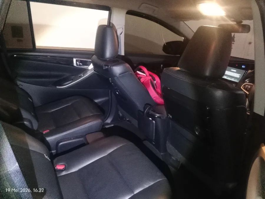 Foto Mobil Bekas Kabin Belakang Toyota Kijang Innova 2.4 Venturer tahun 2022