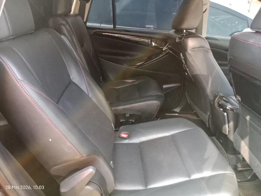 Foto Mobil Bekas Kabin Belakang Toyota Kijang Innova 2.4 Venturer tahun 2022