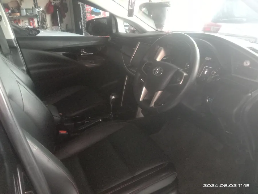 Foto Mobil Bekas Kabin Depan Toyota Kijang Innova 2.4 Venturer tahun 2022