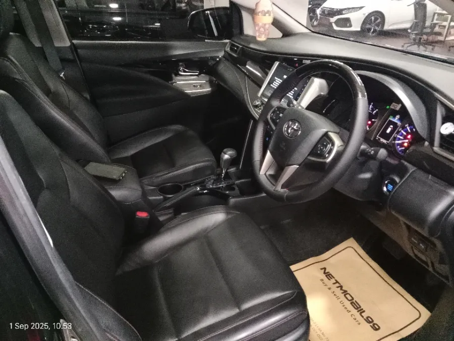 Foto Mobil Bekas Kabin Depan Toyota Kijang Innova 2.4 Venturer tahun 2022