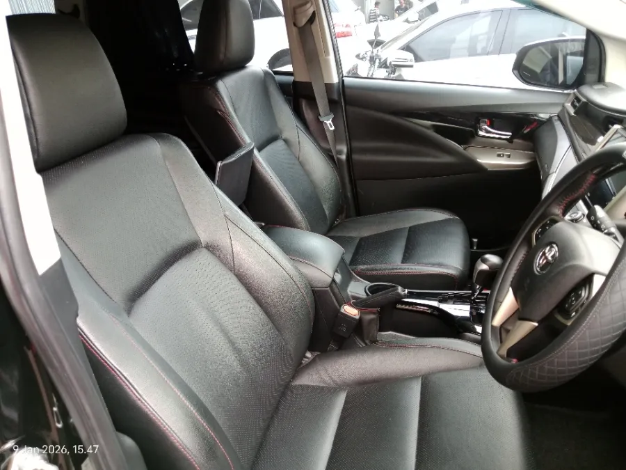 Foto Mobil Bekas Kabin Depan Toyota Kijang Innova 2.4 Venturer tahun 2022