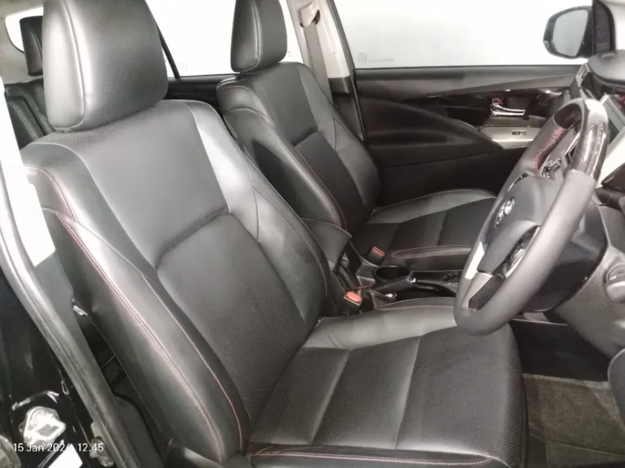 Foto Mobil Bekas Kabin Depan Toyota Kijang Innova 2.4 Venturer tahun 2022
