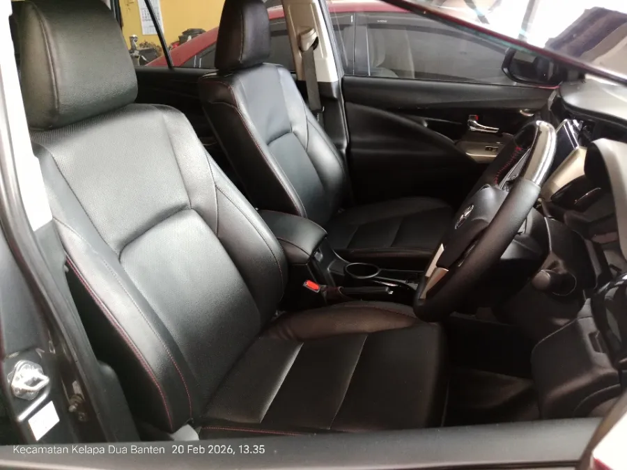 Foto Mobil Bekas Kabin Depan Toyota Kijang Innova 2.4 Venturer tahun 2022