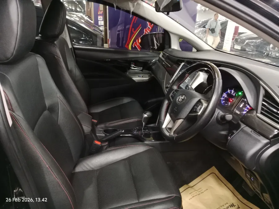 Foto Mobil Bekas Kabin Depan Toyota Kijang Innova 2.4 Venturer tahun 2022