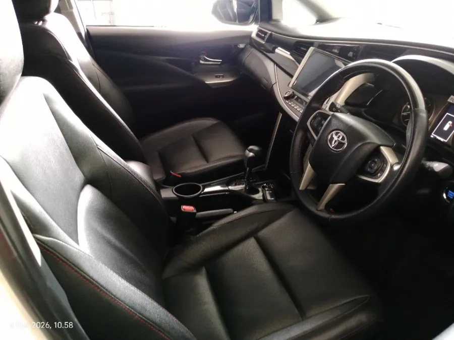 Foto Mobil Bekas Kabin Depan Toyota Kijang Innova 2.4 Venturer tahun 2022