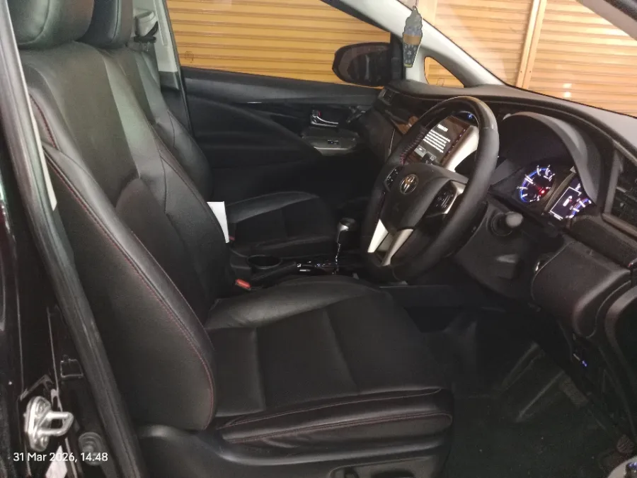 Foto Mobil Bekas Kabin Depan Toyota Kijang Innova 2.4 Venturer tahun 2022