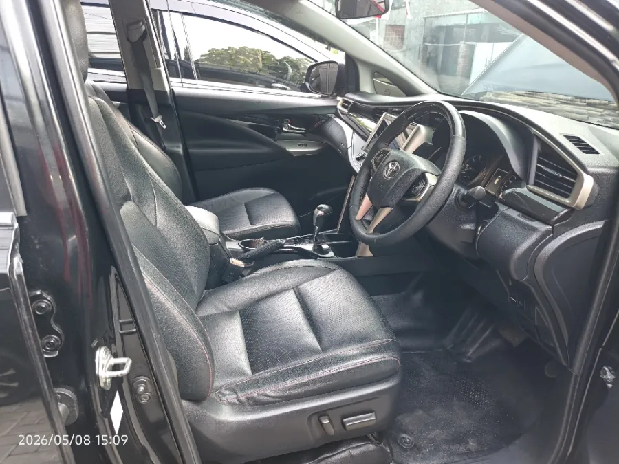 Foto Mobil Bekas Kabin Depan Toyota Kijang Innova 2.4 Venturer tahun 2022